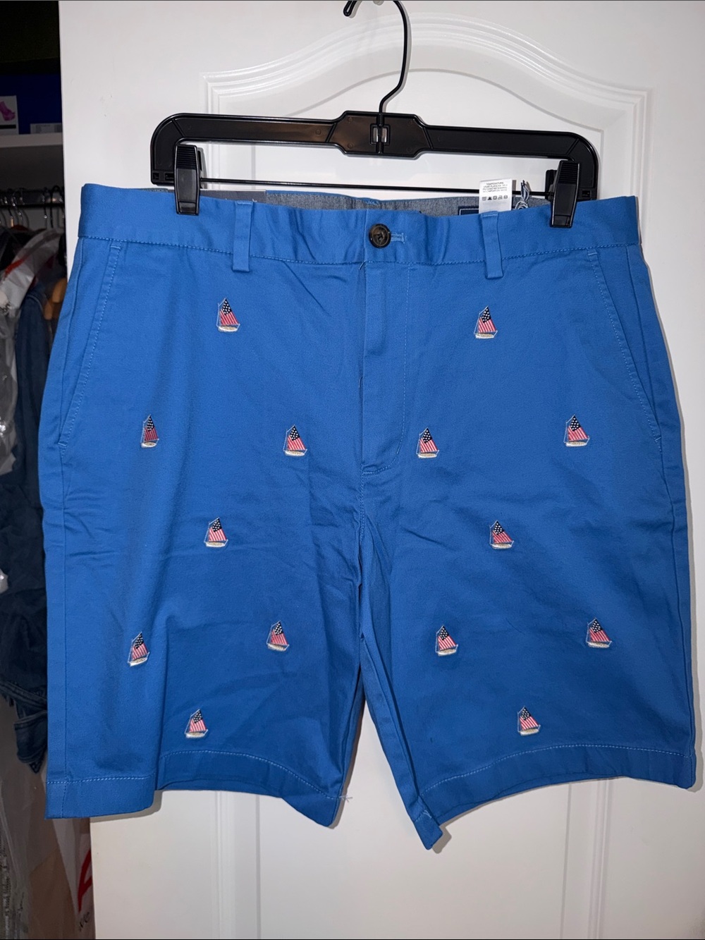 New Vineyard Vines 9” novelty breaker shorts